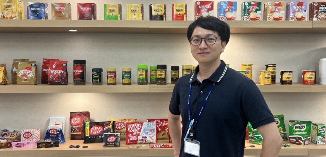 Kakeru in front of some Nestlé products