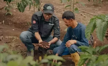 Two men checking the soil ネスレの共通価値の創造(CSV）：2030年に向けた取組み