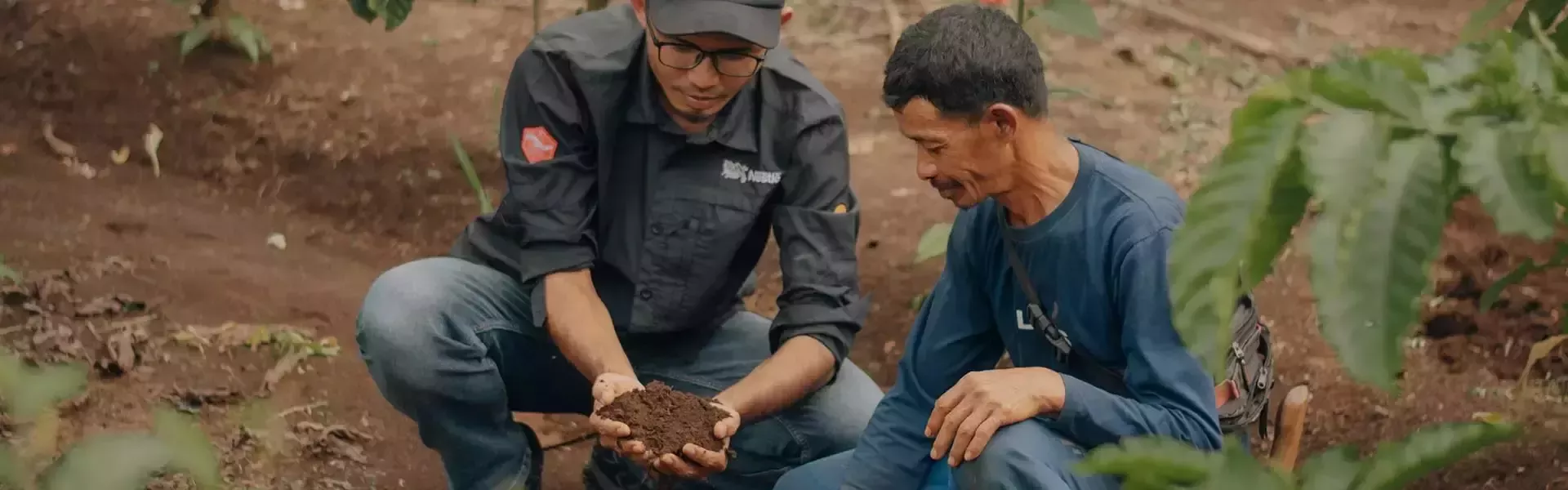 Two men checking the soil ネスレの共通価値の創造(CSV）：2030年に向けた取組み