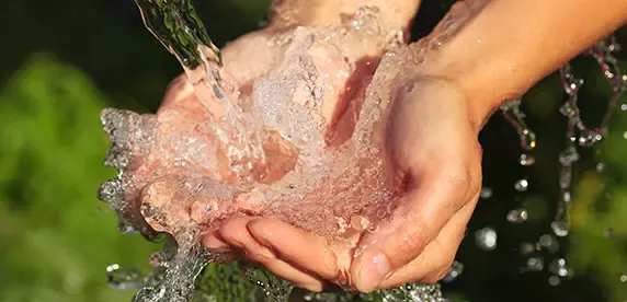 大幅な水削減： 水道の蛇口を締めて水を使わなくなった工場　