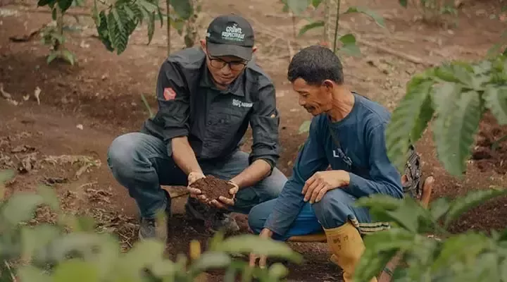 Two men checking the soil ネスレの共通価値の創造(CSV）：2030年に向けた取組み
