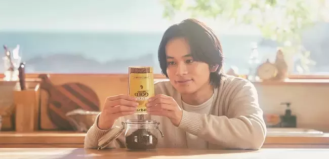 環境に配慮して進化してきた“つめかえパック”を使い、俳優の北村 匠海さんが、“未来を想って、コーヒーを選ぶこと”を提案